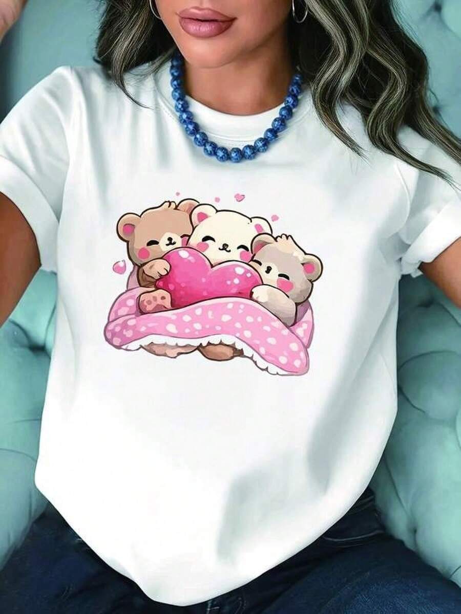 Talla Grande, Camiseta de Talla Grande con Estampado de Tres Adorables Osos Abrazando un Corazón: Osos Marrones, Blancos y Grises + Corazón Rosa + Almohada de Lunares + Detalles de Corazón. Estilo Suave y Lindo, Camiseta Blanca de Manga Corta con Cuello Redondo y Estampado - Lavable a Máquina, Adecuada - Blanco - Ver 1