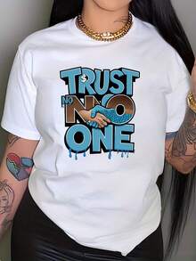 VivaGlam-Graphic T-Shirt for Women Featuring The Phrase 'Trust No One' with Striking Blue And Brown DDT Effect Lettering. This Vintage Street Style Round Neck Short Sleeve Shirt Offers a Comfortable Regular Fit - Blanco - Ver 1