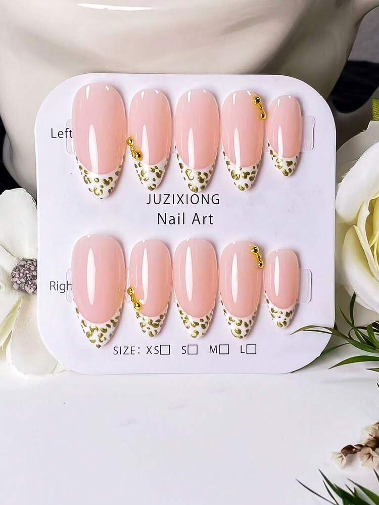 Bộ 10 móng giả thủ công hình hạnh nhân, màu trắng kiểu Pháp và họa tiết da báo vàng. Nền màu nude nhẹ nhàng với các đường kẻ trắng kiểu Pháp được vẽ tay và họa tiết da báo vàng, được điểm xuyết tinh tế bằng các hạt thép vàng thủ công. Thanh lịch, lãng mạn và tối giản, mang đến vẻ sang trọng, quyến rũ và nhẹ nhàng. - Nhiều màu - Xem 12