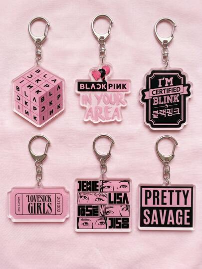 Bộ 6 móc khóa nhóm nhạc nữ Blink, hình vuông và bất đối xứng, làm từ acrylic, in tên Blink và các chi tiết xinh xắn. Móc khóa acrylic thích hợp cho mùa tựu trường, các buổi hòa nhạc, quà tặng cho người hâm mộ, sinh nhật, ngày Valentine và các lễ hội.