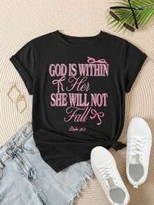 Diseñada para mujeres modernas, elegantes y cómodas - Camiseta casual de manga corta para mujer - "Dios está dentro de ella, ella no caerá" Salmo 46:5, cuello redondo, top de verano, lavable a máquina, camisetas para damas, atuendo casual, aspecto moderno, ajuste cómodo.
Confeccionado con tela suave y transpirable de primera calidad, diseñado para ofrecer comodidad durante todo el día y uso diario versátil, perfecto para salidas informales. - Negro - Ver 3