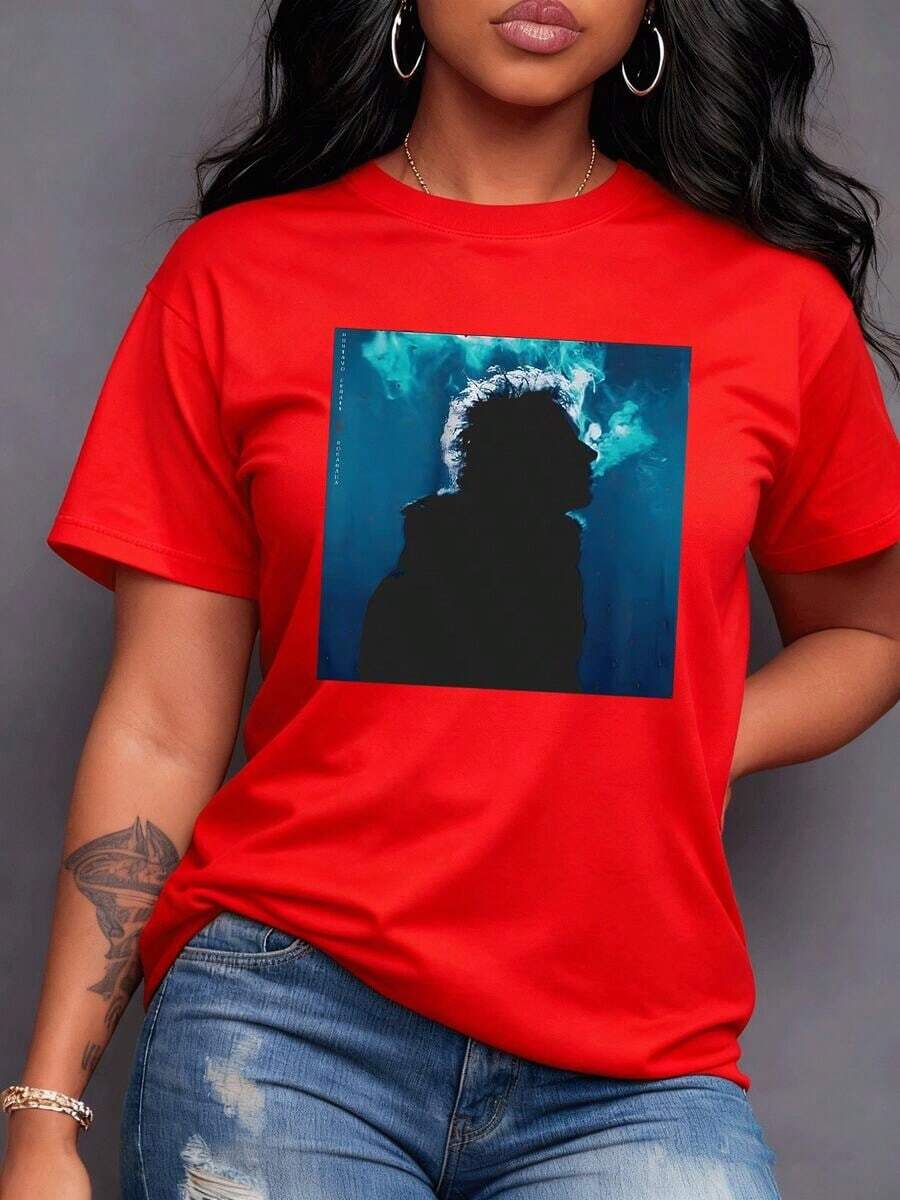 The Print Shows Two Human Silhouettes Facing Each Other Within A Blue Ocean, Evoking Thought, Inner Connection, And The Strength Of The Mind. Women's T-Shirt, 100% Soft, Comfortable, And High-Quality Cotton, For Everyday Wear, Maija Women's Curvy. - 紅色 - 查看 1