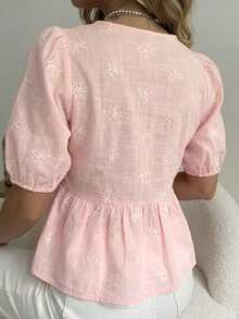 Blus lengan pendek berkerah V dengan bordir bunga warna pink lembut, desain lengan mengembang dan hem berkerut, kemeja bordir gaya gadis Prancis, cocok untuk perjalanan sehari-hari, kencan, jalan-jalan, dan liburan musim panas. - Baby Pink - View 3