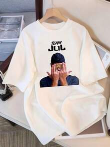 2026 T-shirt, Team JUL grafisk T-shirt med solglasögon och handgest, Överdimensionerad casual T-shirt för franska rapfans, Retro K-Pop Idol Bootleg-stil, Vintage grafisk T-shirt, Kortärmad casual topp, K-pop fanmerchandise, Svart streetwear-T-shirt för fans, Vintage K-Pop Star grafisk T-shirt, Överdimensionerad kortärmad T-shirt med retrobokstävertryck, Svart casual rund halsringning, Present till streetwear-idolfans, Bekväm löst sittande T-shirt i bomullsblandning för kvinnor och män. - Vitt - Visa 5