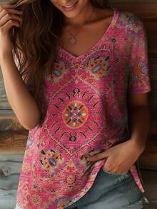 T-shirt court à col en V pour femme, imprimé de tapis persan vintage bohème. Top ample à ourlet incurvé, style bohème pour les vacances et le quotidien. Choix de cadeau pour la fête des mères - Rose vif - Voir 3