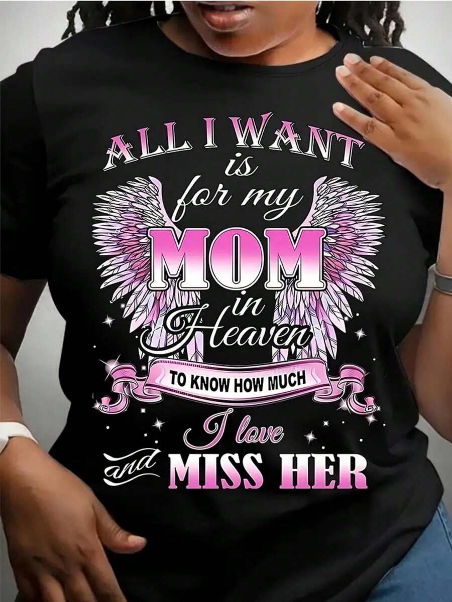 La camiseta de mujer de talla grande "Todo lo que quiero es que mi MOM en el cielo sepa cuánto la quiero y la extraño" - Elegante camiseta negra con diseño de texto rosa y blanco, alas de ángel de plumas y detalles brillantes, perfecta para recordar a los seres queridos - Negro - Ver 1