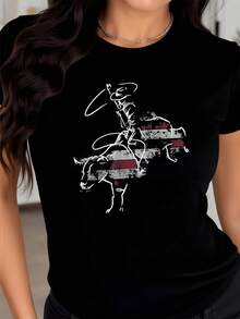 Figura de jinete montando un toro representa fuerza pasión por la tradición del rodeo y espíritu libre de aventura en tonos contrastantes camiseta de mujer casual moderna cómoda para uso diario - Negro - Ver 8