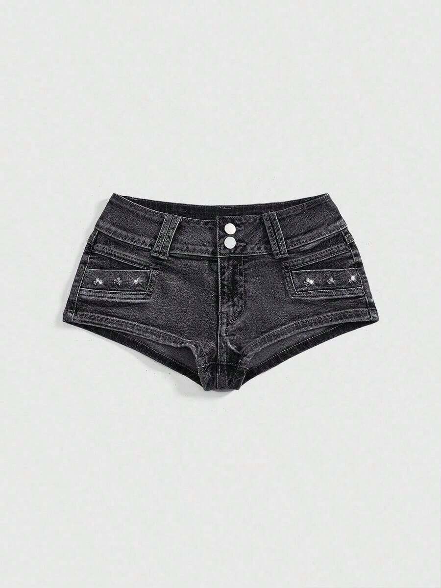 SHEINxHITOMI Shorts vaqueros de mujer con estilo vintage, cintura súper baja, decorados con calavera y remaches, estilo - Gris Claro - Ver 1