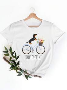 Camiseta de moda de mujer en blanco con una impresión de un Dachshund montando en bicicleta con una cesta de flores, junto con lalabra 'Doxycycline'. I para el uso casual durante las salidas diarias y el ocio - Blanco - Ver 2