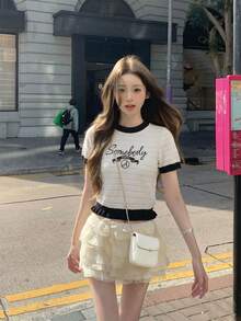 女士撞色下摆荷叶边刺绣字母针织上衣，可爱学院风甜美街头风短袖圆领修身黑白针织衫，适合春季、夏季、初秋穿着，约会、上学、聚会、情人节、复活节、返校季等场合皆宜。 - 乳白色 - 查看 3