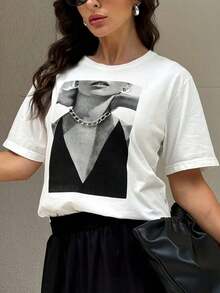 Diseñada para mujeres modernas, elegantes y cómodas. Una camiseta de manga corta con cuello redondo y diseño de retrato en blanco y negro, versátil para primavera y verano.Es cómodo, práctico, económico y un nuevo lanzamiento. Confeccionado con tela suave y transpirable de primera calidad, diseñado para ofrecer comodidad durante todo el día y uso diario versátil, perfecto para salidas informales. - Blanco - Ver 1