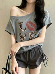 女款時尚露肩豹紋 LOVE 與嘴唇圖案 T-shirt，短袖聚酯纖維高彈性休閒上衣，適合秋季穿著 - 灰色 - 查看 4