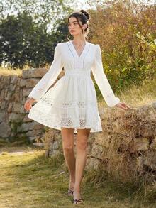 Vestido corto de manga larga para damas con escote en V minimalista y sexy, con diseño de cintura y calado de encaje - Blanco - Ver 4