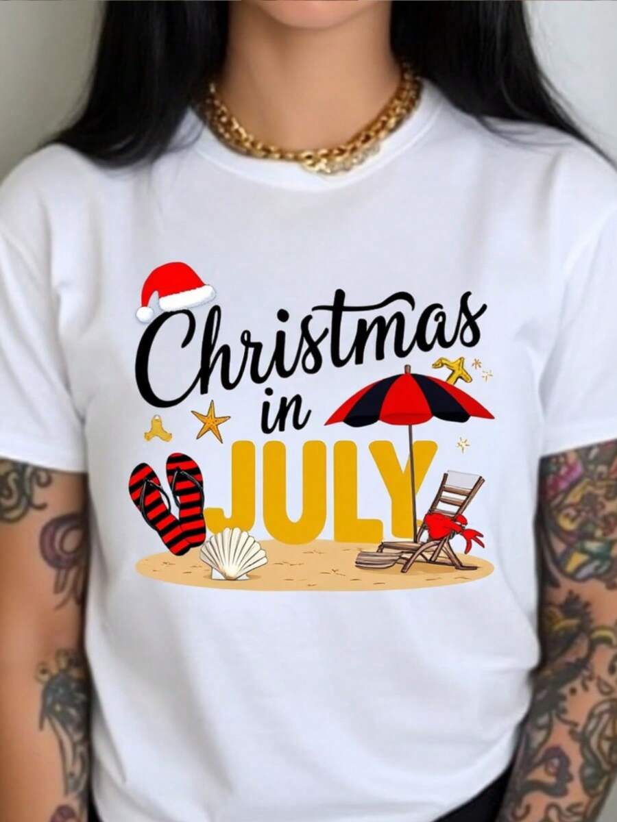 Un entorno de playara Navidad en julio. Camiseta casual de manga corta de mujer en blanco con cuello tulación, diseñ para la transpirabilidad