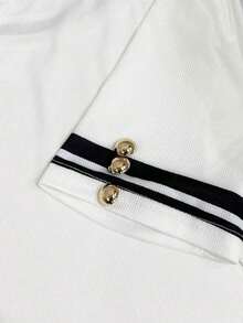 Camiseta de manga corta con estampado de rayas negras y blancas, decoración de botón de metal, para uso casual y de oficina para mujeres - Blanco - Ver 3