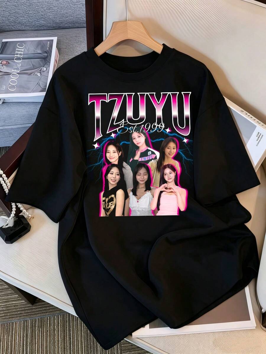 2026 T-shirt, Vintage TWICE TZUYU Grafisk T-shirt, Överdimensionerad Casual T-shirt för ONCE-fans, 1999 Retro Streetwear-topp, Retro K-Pop Idol Bootleg-stil Överdimensionerad T-shirt, Vintage Grafiskt Tryck T-shirt, Kortärmad Lös Casual Topp, Fanmerchandise, Svart Streetwear-t-shirt för fans, Vintage K-Pop Star Grafisk T-shirt, Kortärmad Överdimensionerad T-shirt med Retro Bokstavstryck, Svart Rundringad Casual Topp, Present till Idol-fans i Streetwear-stil, Bekväm lös passform T-shirt i bomullsblandning för kvinnor och män. - Svart - Visa 1