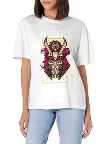 Un primer plano de un personaje de dibujos animados con casco y espada. Camiseta de manga corta de corte ajustado para mujer, de algodón suave, cuello redondo, básica y versátil. Camiseta fresca de verano, estilo unisex. - Blanco - Ver 6