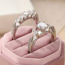 Bộ nhẫn đôi, kết hợp nhẫn chính và nhẫn phụ, mang vẻ đẹp tối giản thanh lịch, thể hiện phong cách kín đáo nhưng đa năng. - Bạc - Xem 8