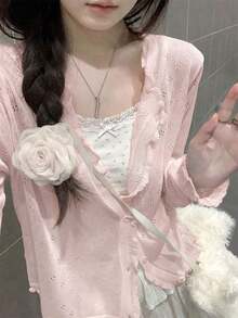 夏物婦人服コーナー：夏の韓国ファッション婦人服、透かし彫りフリル付きラウンドネック長袖ニットカーディガン、夏用薄手スリムフィットショート丈、韓国風女性向けデザイン、ニッチでスリム効果のある2026年新作人気商品、万能でリラックス感のあるカジュアルスタイル、ネットセレブ風超美トップス、優しい日焼け止めトップス（ストラップは含まれません） - ピンク - チェックする 5