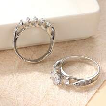 Bộ nhẫn đôi, kết hợp nhẫn chính và nhẫn phụ, mang vẻ đẹp tối giản thanh lịch, thể hiện phong cách kín đáo nhưng đa năng. - Bạc - Xem 12