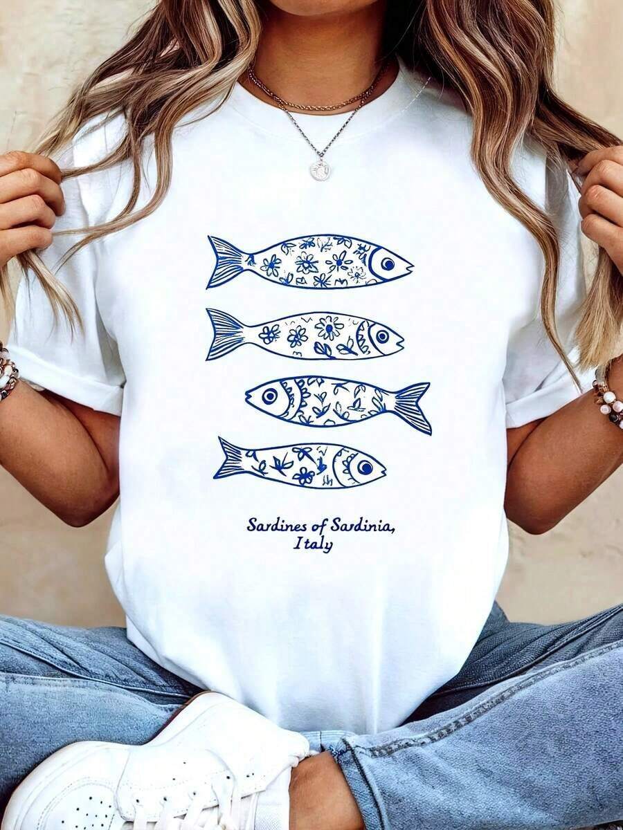 Designed For Modern, Stylish, And Comfortable Women. Plus Size T-Shirt, Sardines Of Sardinia: Travel Logo For The Artistic Public, Italian-Themed Print, White Short-Sleeved Crew Neck T-Shirt, Machine Washable, Casual Style, Comfortable Fit, Modern Design, Versatile For Everyday Wear, Soft Fabric, Stylish. Simple Wear Shirt For Women: Summer Sets. Made With Premium Soft And Breathable Fabric, Designed For All-Day Comfort And Versatile Everyday Wear, Perfect For Casual Outings. - 白色 - 查看 1