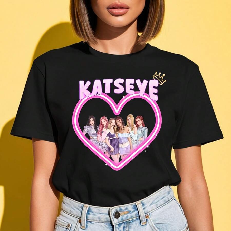 Kaeye Hearrown Girl Group , R Pop Vibes (Digital Download)220g heavyweight 100% cotton T-shirt. Butterfly print. Unisex sizing. Round neck inspirational T-shirt. Cute and beautiful Y2K-inspired summer top, perfect for the outdoors, home, work, or street wear. Casual, loose-fitting everyday T-shirt. - Negro - Ver 1
