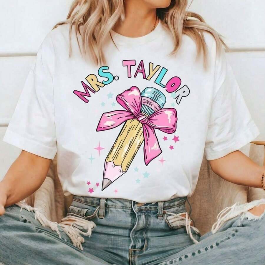 GiftCamiseta personalizada para maestra, camiseta personalizada con el nombre de la maestra, camiseta de regreso a clases, primer día de clases, equipo de maestras, agradecimiento a la maestra. JPG220 g C-AmiS-eta de al-Godón puro de perfecto para relA-Jarse el fin de semana, hA-cer picnics y reuniones familiares. Un regalo iD-eal para padres y familiares. Suave - Blanco - Ver 1