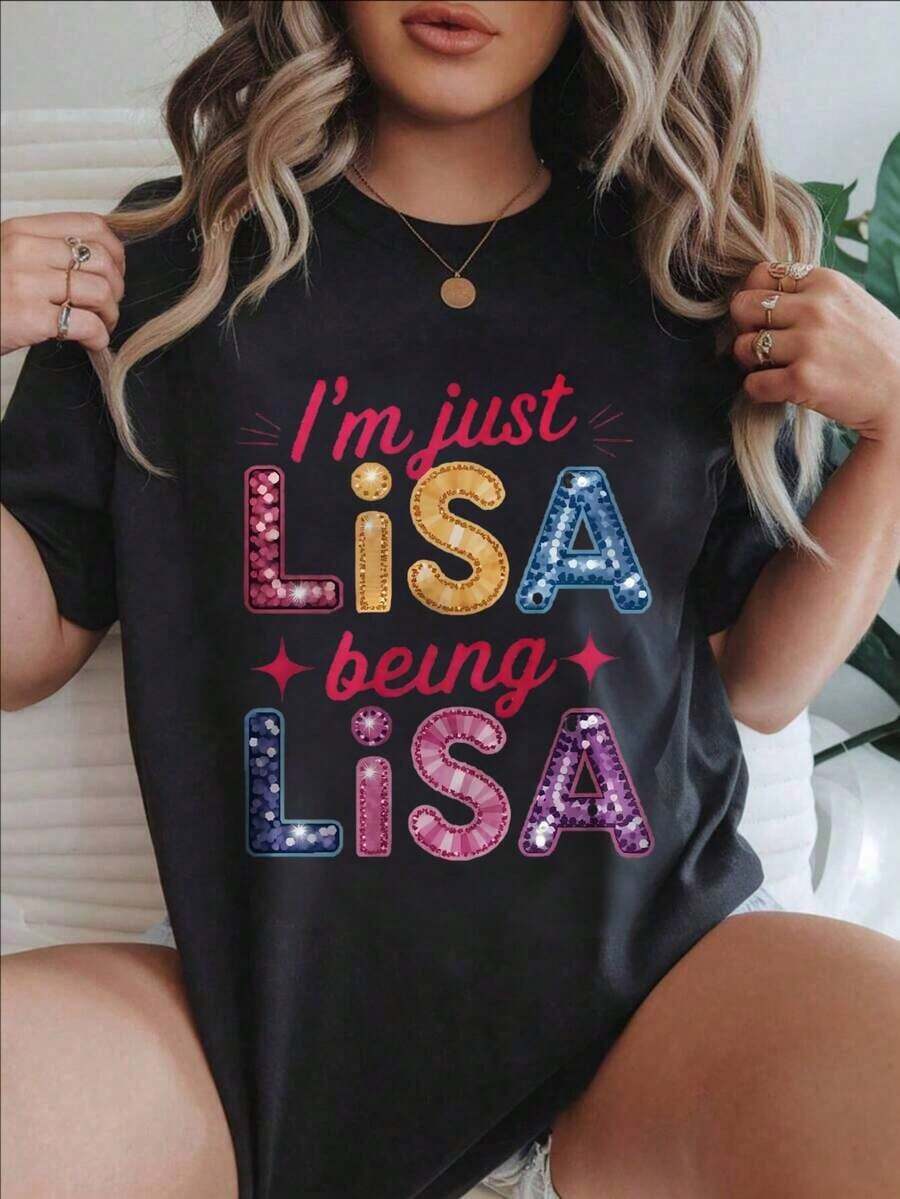 Soy simplemente Lisa, siendo yo misma: Camiseta casual con estampado a la moda para mujer, adecuada para todas las estaciones.  
 -Blanco - Negro - Ver 1