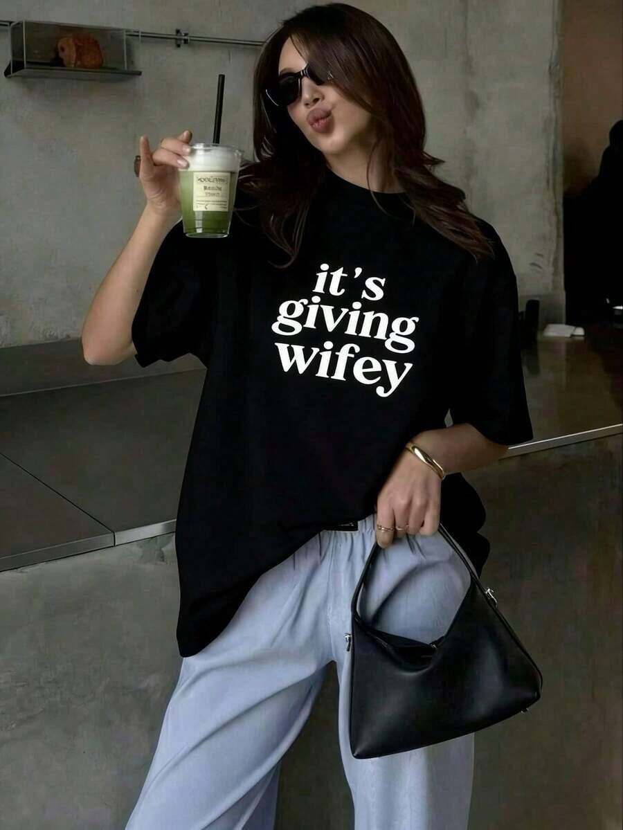 Loose-Fitting Short-Sleeve T-Shirt With 'It's Giving Wifey' Graphic Slogan Print, Bold Lettering, Soft Cotton, Women's Y2K Casual Streetwear. - 黑色 - 查看 1