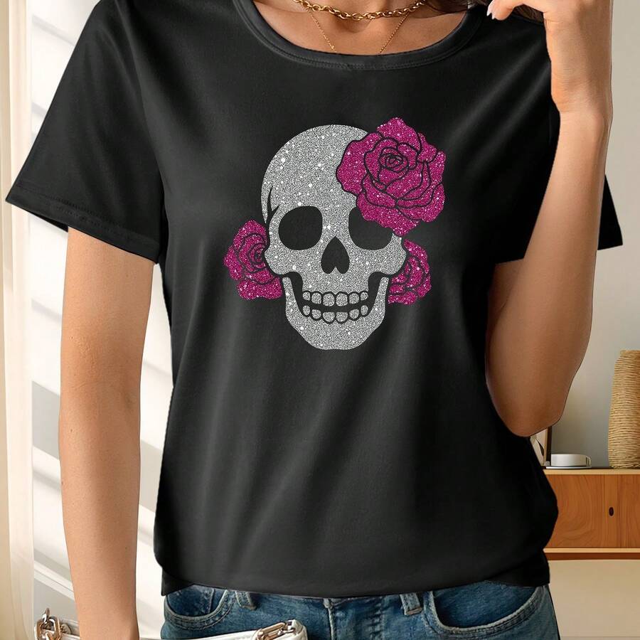Camiseta de mujer con estampado gráfico de calavera plateada brillante con rosas rosas, camiseta con estampado floral gótico, manga corta con cuello redondo informal, top de estética oscura brillante. - Negro - Ver 1