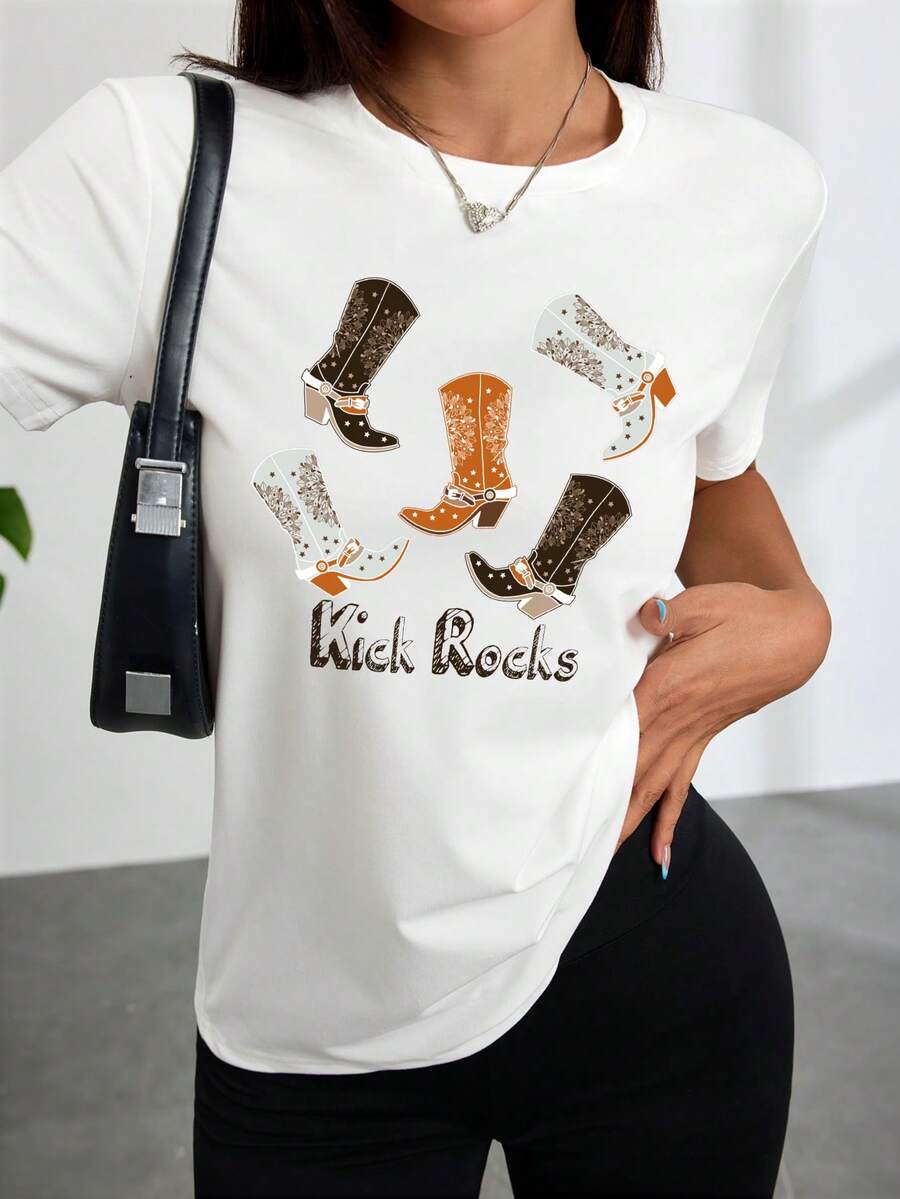 Camiseta blanca de mujer con impresión frontal de botas de vaquero y la frase 'Kick Rocks', perfectara excursiones informales y eventos con tema occidental