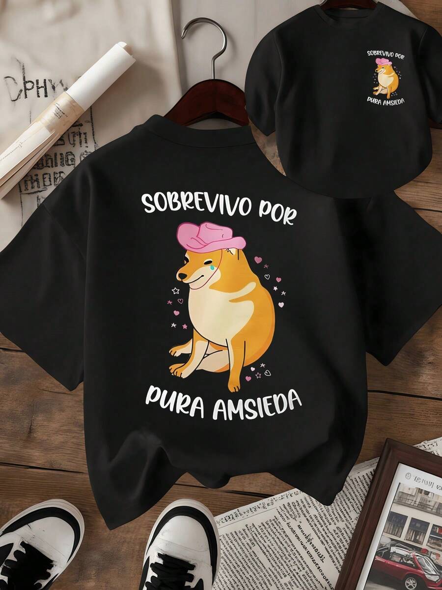 Perro amarillo sonriente con sombrero rosa rodeado de corazones transmite humor relajado y energía divertida perfecta para expresar actitud positiva camiseta de mujer de doble cara - Negro - Ver 1