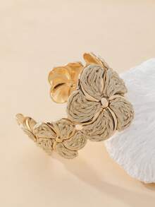 1pc Vacation Style Raffia Flower Bangle, Contrast Color Metal Flower Holder Bracelet, Niche Accessory, Suitable For Beach Vacation, Summer Party, Gathering With Friends, Daily Wear, Vacation Style / Energetic Style / Retro Style - Nude - View 3