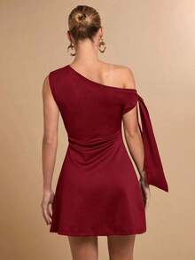 Falda asimétrica elegante de línea A con volantes en el bajo y detalle de lazo en el hombro en diseño ajustado negro para mujer - Burdeos - Ver 2