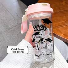 1/5个500毫升塑料杯，带吸管、挂绳和防漏盖，透明冰咖啡杯，印有有趣的毕业图案和阿拉伯文字，适合日常使用，是2026届毕业生的理想礼物。 - 多色-四人學士帽 - 查看 4