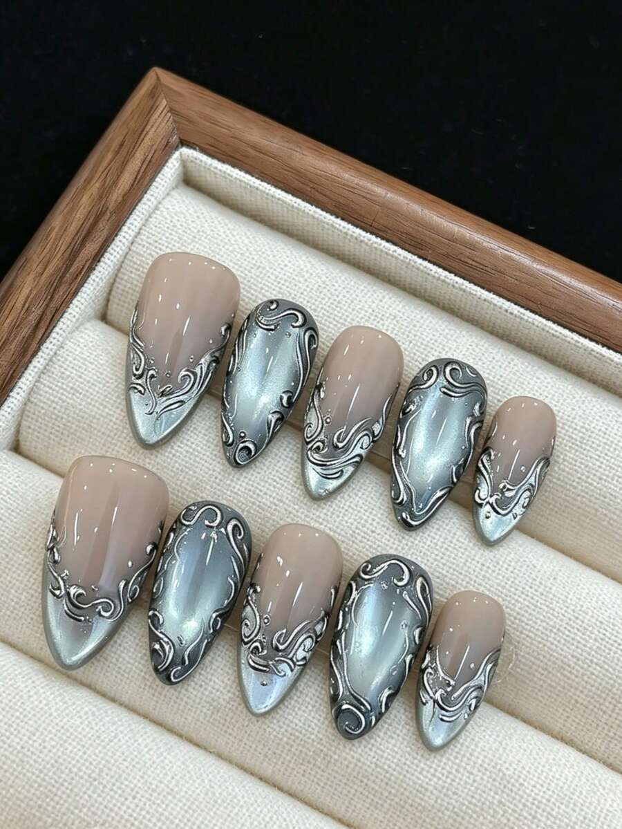 qihangxin Get Gothic Silver Glow 10片手工中號杏仁形全覆蓋穿戴甲,裸灰色貓眼款式搭配3D銀色金屬巴洛克蕾絲裝飾,酷颯時尚美甲套組,適合日常佩戴與萬聖節派對,銀色法式美甲,附工具組,秋季美甲 - 銀色 - 查看 1