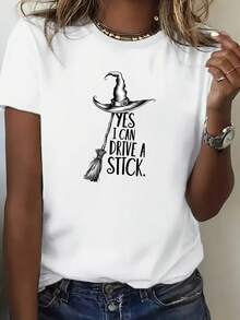 La camisa blanca de manga corta está estampada con un sombrero de bruja, una escoba y palabras, mostrando un estilo único e interesante con un fuerte sentido de la moda.Camiseta Y2k - Blanco - Ver 10
