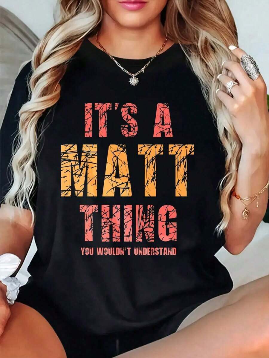Camisetas Gráficas de Cuello Redondo Oversize para Mujer, Camiseta 100% Algodón, "Es una cosa de Matt que no entenderías", Ropa Casual, Tops Holgados de Manga Corta para Primavera, Camisetas Básicas de Moda de Verano, Regalo de Ropa para Mujer, Blusas para Mujer - Negro - Ver 1