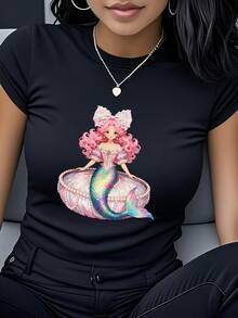 Printed T-Shirt Featuring A Cute Pink-Haired Mermaid, Short-Sleeved, Round-Neck Women's Clothing. Features: Dreamy Fairytale Style, Exquisite Lace Bows And Pearl Embellishments, Colorful Fishtail, Showcasing Romantic Beauty, Suitable For Everyday Wear Or Themed Parties. Applicable Occasions: Birthday Parties, Gatherings With Friends, Summer Outings, Pure Cotton Printed T-Shirts For Women. - 黑色 - 查看 7