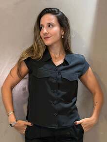 Blusa Feminina Social Com Bolso na Frente Manga Curta Qualidade Impecável Botões Frontais - Preto - Visão 2