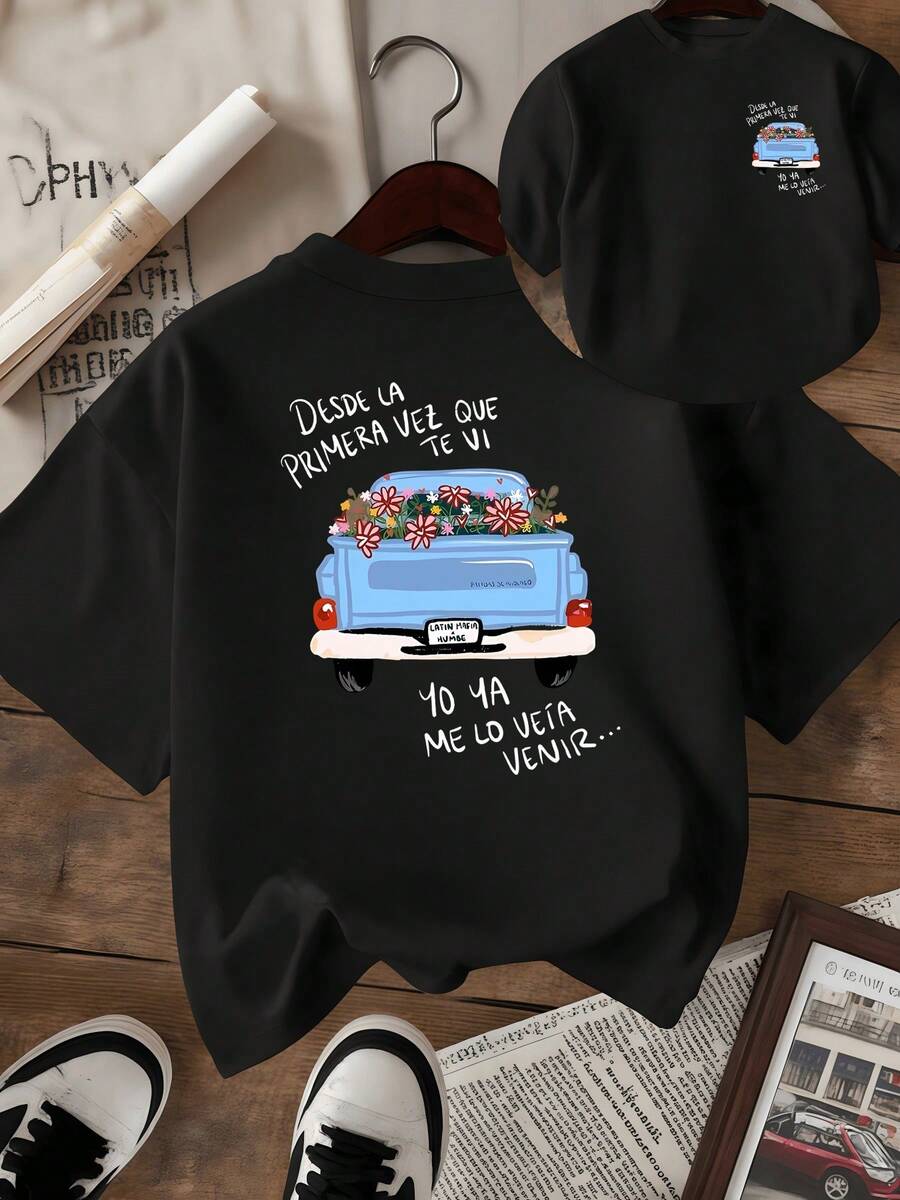 Coche azul lleno de flores coloridas que transmite una sensación de libertad amor y nostalgia con una frase divertida y romántica camiseta de mujer con estampado doble lado casual moderna - Negro - Ver 1