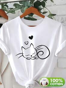 Camiseta suave 100% algodón. Fabricada con 100% algodón puro, esta tela es suave al contacto con la piel, transpirable y absorbe la humedad, garantizando comodidad sin retener el sudor. La prenda presenta un diseño de un gato durmiendo tranquilamente y un patrón de corazones. Camiseta de algodón transpirable, combina con todo y es genial. - Blanco - Ver 1