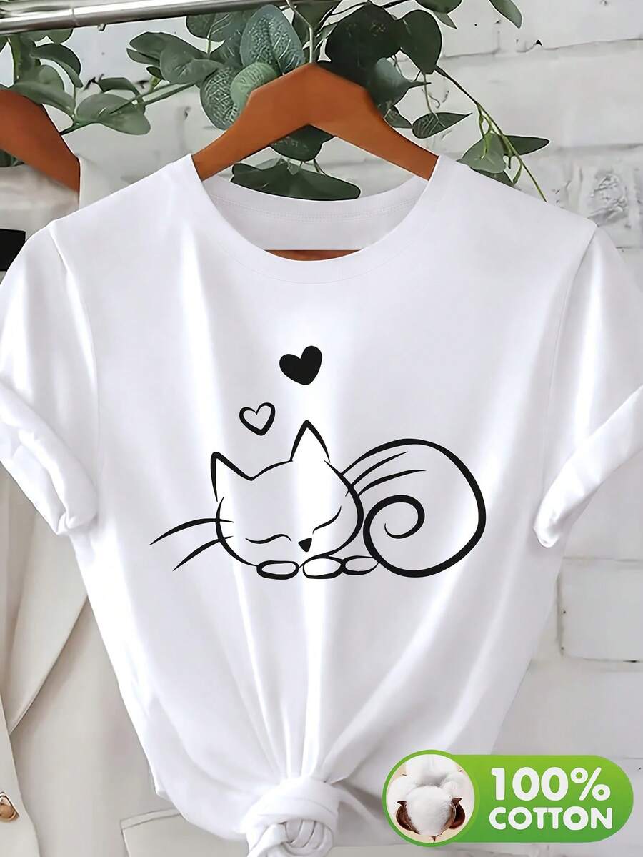 Camiseta suave 100% algodón. Fabricada con 100% algodón puro, esta tela es suave al contacto con la piel, transpirable y absorbe la humedad, garantizando comodidad sin retener el sudor. La prenda presenta un diseño de un gato durmiendo tranquilamente y un patrón de corazones. Camiseta de algodón transpirable, combina con todo y es genial. - Blanco - Ver 1