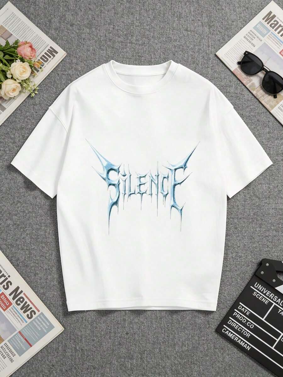 Camiseta blanca, con un llamativo estampado de "Silence" y letras de color azul hielo. Perfecto para uso casual o como una idea de regalo original. Una camiseta de manga corta adecuada para el hogar, el uso diario, fiestas y viajes-ideal como regalo para amigos o familiares. - Blanco - Ver 1