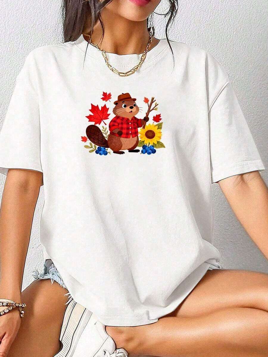 Soft And Comfortable Korean Style T-Shirt, Casual Short Sleeve T-Shirt For Women. Made Of Pure Cotton, Soft And Comfortable, A Recommended Item. Features A Print Of A Beaver Wearing A Plaid Shirt And Hat, Surrounded By Maple Leaves, Sunflowers, And Berries. 100% Breathable Cotton. - 白色 - 查看 1