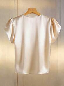 Ladies' New Spring And Summer Elegant Pearl V-Neck Satin Short-Sleeved Blouse, Made Of Satin Fabric For A Smooth Texture, Paired With A Pearl Embellished Neckline And Small Flutter Sleeve Design, A Simple Silhouette Suitable For Spring And Summer Commuting, Light Sweet Style Dressing Scenarios. Product Features Include: Ladies' Satin Blouse, Pearl Collar Elegant Blouse, Small Flutter Sleeve Short-Sleeved Blouse, Spring And Summer Commuting Blouse, Light Sweet Style Versatile Blouse, Daily Dressing Commuting Ladies Pretty Shirt. - 香檳色 - 查看 2