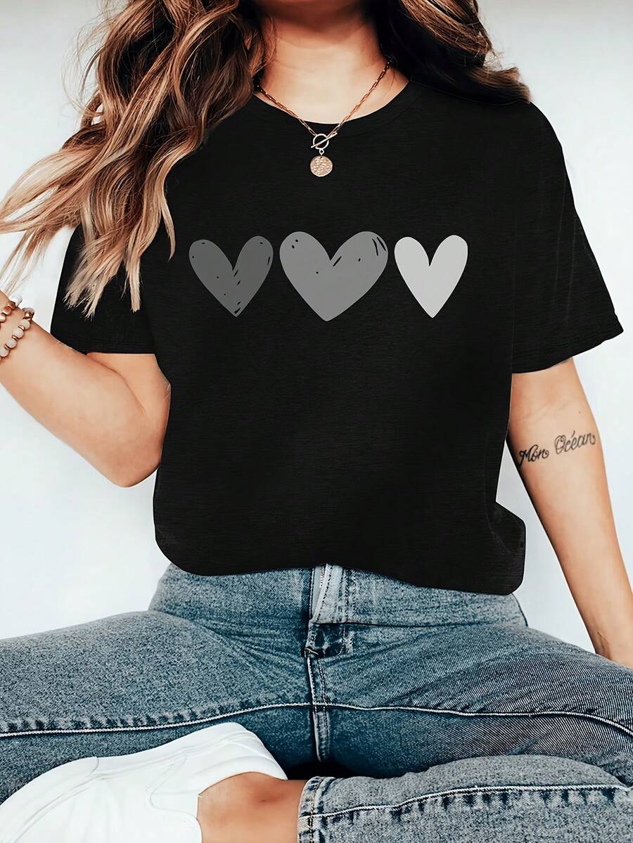 This Versatile Short-Sleeved Crew Neck T-Shirt Features A Heart Pattern In Shades Of Gray, Perfect For Work, Going Out, And Suitable For College Life, Travel, Casual Outdoor Activities, And Vacations. Unisex Cotton T-Shirt, Urban Vintage Style, Relaxed Fit. - 黑色 - 查看 1