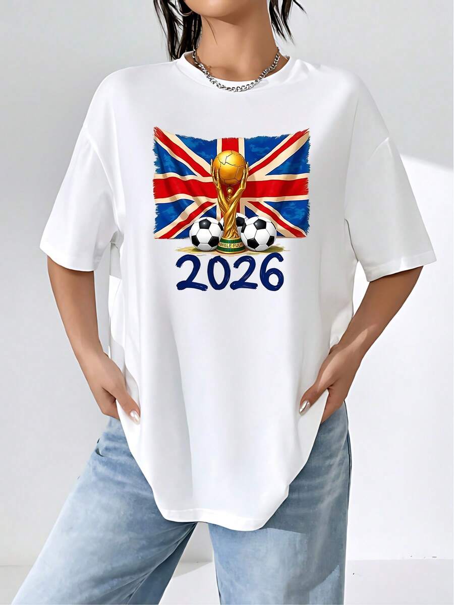 British Flag With Golden Trophy And Footballs Symbolizing The Passion And Competitive Spirit Of Football In 2026. Women's T-Shirt, 100% Cotton, Comfortable For Sports Fans And Lovers Of The Game's Energy. - 白色 - 查看 1