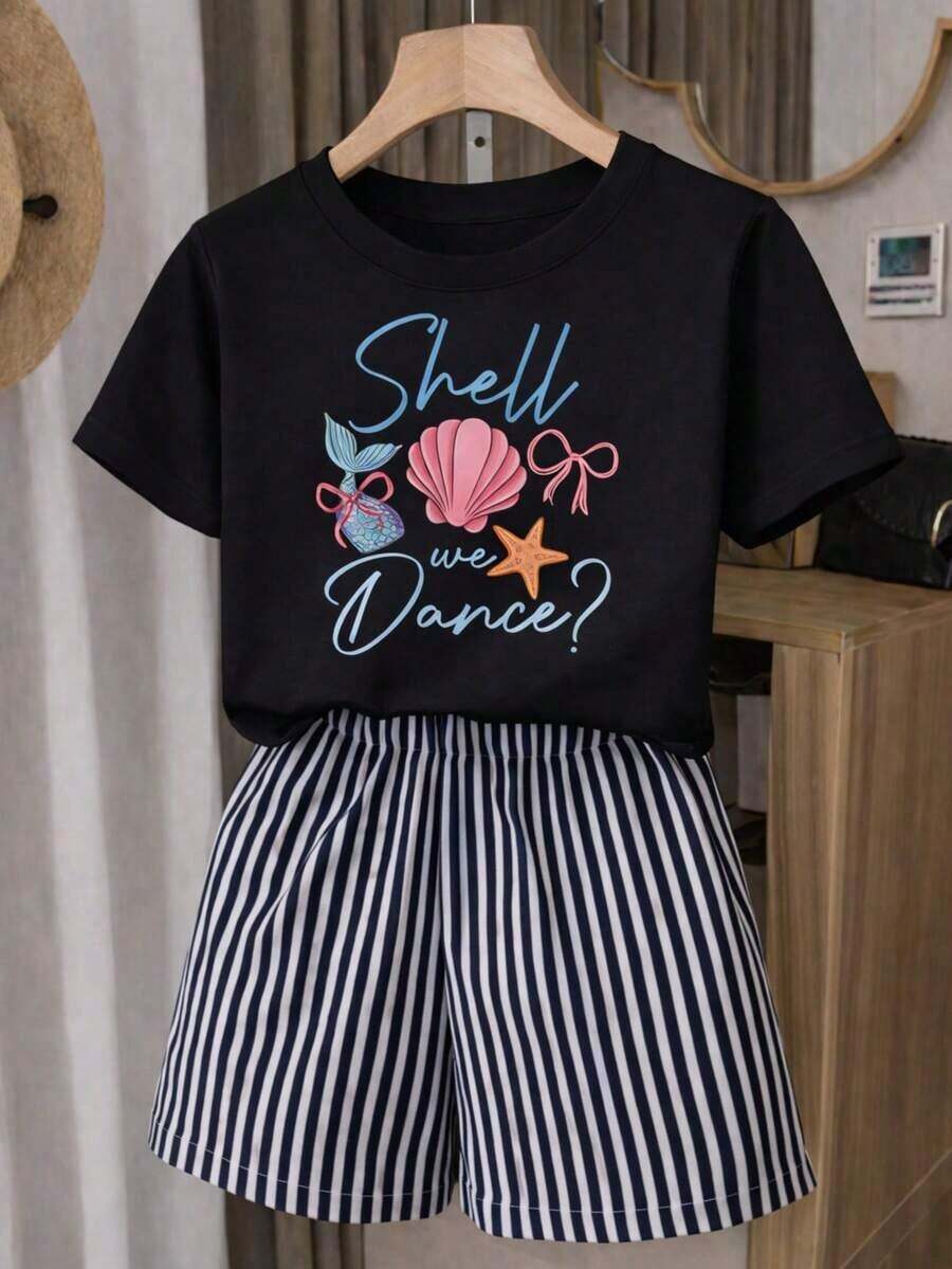 Una camiseta de manga corta para mujer con estilo retro americano, de corte holgado y con diseño estampado (los pantalones son solo para sugerencias de estilo). Esta pieza sencilla y elegante presenta un patrón de letras impresas con temática tropical, lo que la convierte en un elemento imprescindible para crear un look relajado de vacaciones, perfecto para ocasiones como el Día del Trabajo y el Día de la Independencia de México. - Negro - Ver 1