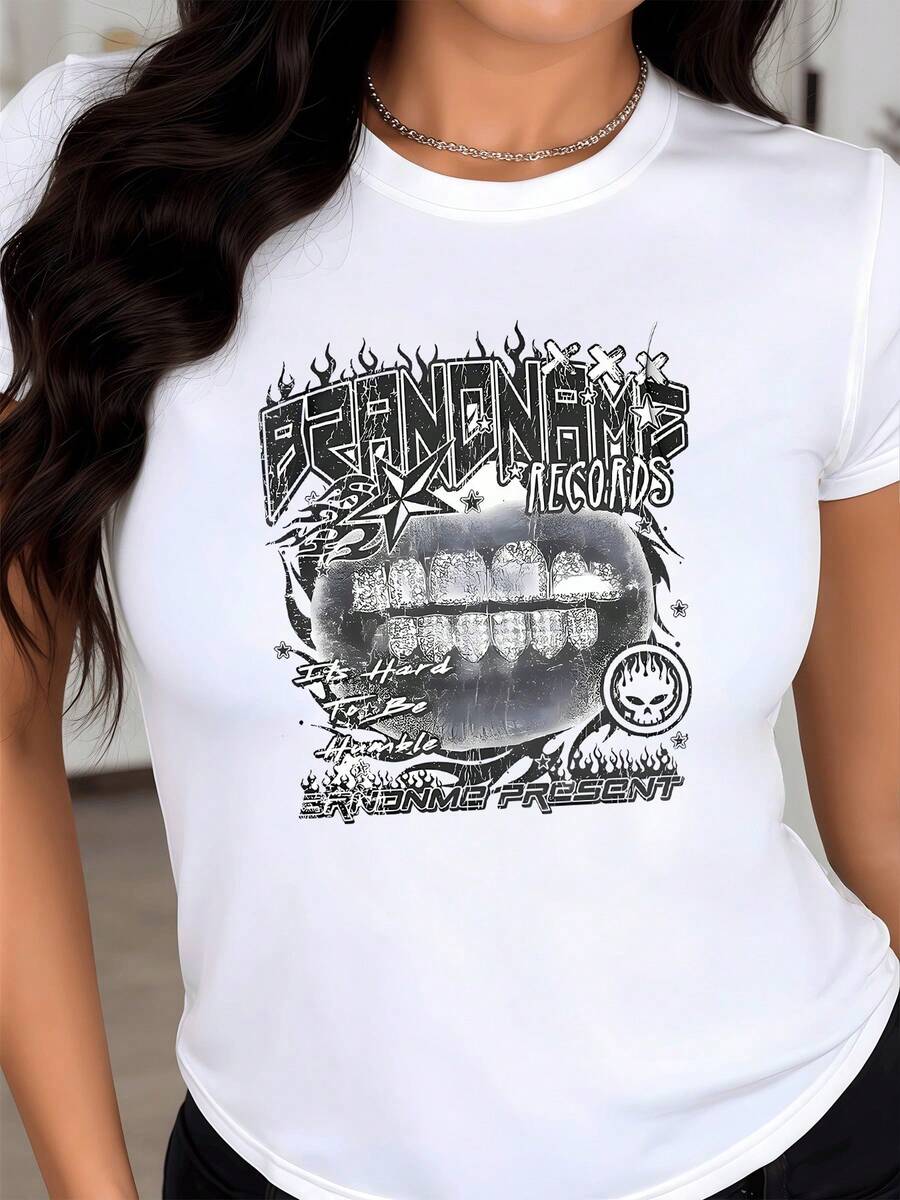 Labios metálicos rodeados de llamas y estrellas simbolizan fuerza y rebeldía mostrando energía intensa y actitud desafiante camiseta de mujer urbana moderna para un look audaz y distintivo - Blanco - Ver 1